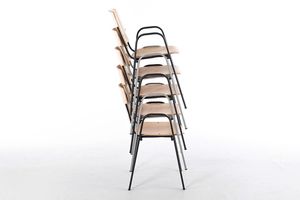 Zur Lagerung können die Holzstühle gestapelt werden